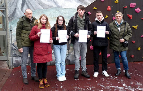 Uwe Jüngst (Schulleiter), Sofiia Korovkina, Mia Göbert, Mick Schaberick, Henning Pfannkuche, Jutta Stöcker (Fachlehrerin) Es fehlt: Anna Lena Schwalm 